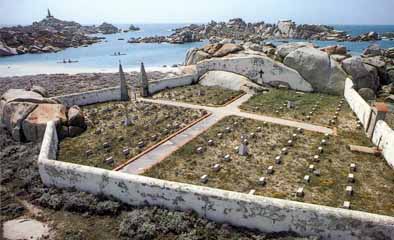 Il cimitero dei marinai e dei soldati presso Cala Lazarina e la Piramide